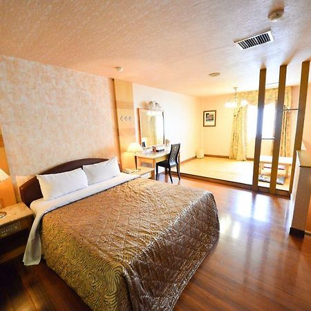 Paiwei Motel Tainan Extérieur photo