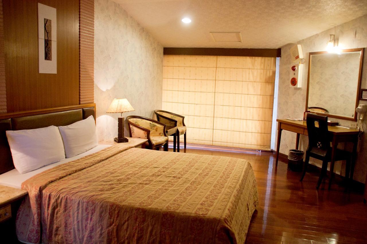 Paiwei Motel Tainan Extérieur photo